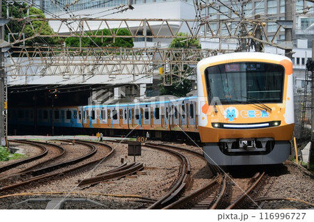 始点新宿を出発する小田急5000形2代目 5055F もころん号 始点新宿を出発する小田急5000形2代目 5055F もころん号 116996727