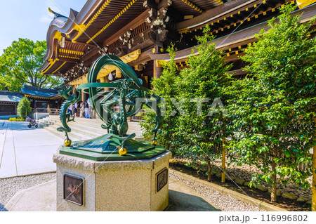 日本の寒川都市景観 相模國一之宮 寒川神社。方位盤と渾天儀…奥は御本殿=令和6年7月21日 日本の寒川都市景観 相模國一之宮 寒川神社。方位盤と渾天儀…奥は御本殿=令和6年7月21日 116996802