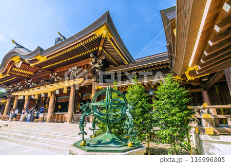 日本の寒川都市景観　相模國一之宮 寒川神社。方位盤と渾天儀…奥は御本殿＝令和6年7月21日 116996805