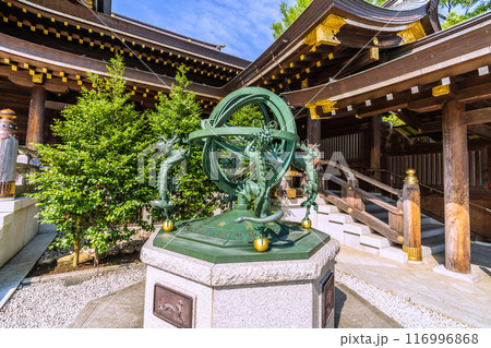 日本の寒川都市景観　相模國一之宮 寒川神社。方位盤と渾天儀…＝令和6年7月21日 116996868