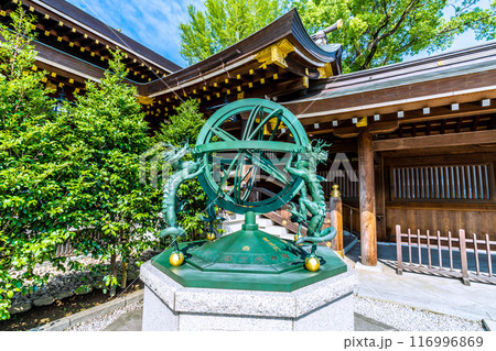日本の寒川都市景観　相模國一之宮 寒川神社。方位盤と渾天儀…＝令和6年7月21日 116996869