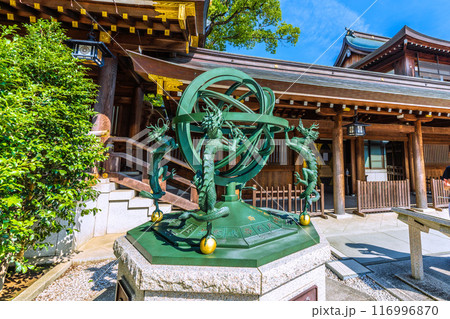 日本の寒川都市景観　相模國一之宮 寒川神社。方位盤と渾天儀…＝令和6年7月21日 116996870