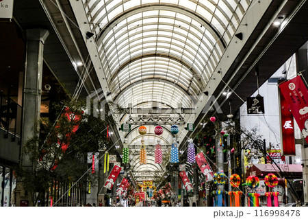 岩手県盛岡市肴町アーケードのローカルな七夕飾りの準備 116998478