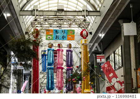 岩手県盛岡市肴町アーケードのローカルな七夕飾りの準備 116998481