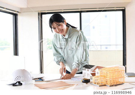 建築の設計をする作業着を着たアジア人女性 116998946