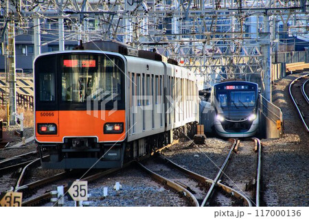 明治35年開業の曳舟駅へ… スカイツリーラインと半蔵門線 117000136
