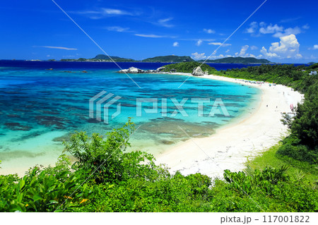 真夏の沖縄　慶良間諸島　渡嘉敷島の風景　阿波連ビーチ 117001822