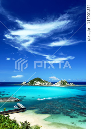 真夏の沖縄　慶良間諸島　渡嘉敷島の風景　阿波連ビーチ 117001824