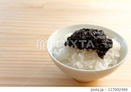 白米にのせた手づくり海苔の佃煮 白米にのせた手づくり海苔の佃煮 117002466