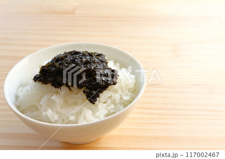 白米にのせた手づくり海苔の佃煮 白米にのせた手づくり海苔の佃煮 117002467