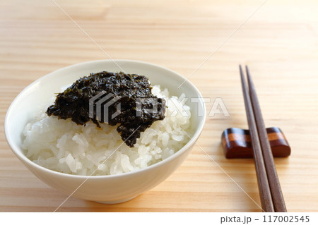 白米にのせた手づくりの海苔の佃煮 白米にのせた手づくりの海苔の佃煮 117002545