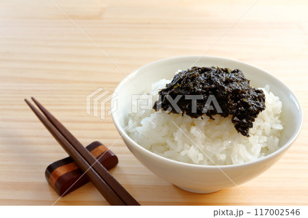 白米にのせた手づくりの海苔の佃煮 白米にのせた手づくりの海苔の佃煮 117002546