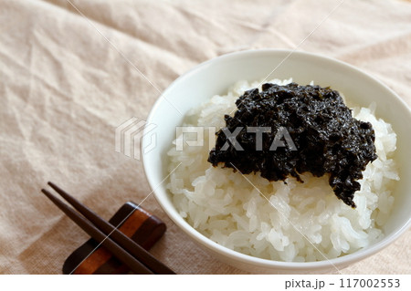 白米にのせた手づくりの海苔の佃煮 117002553