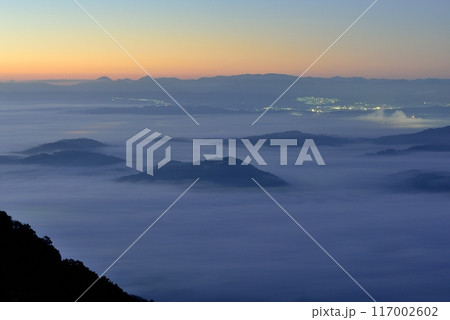 御斎（おとぎ）峠展望台からの伊賀盆地の雲海 117002602