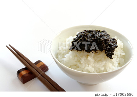 白米にのせた手づくりの海苔の佃煮 白米にのせた手づくりの海苔の佃煮 117002680