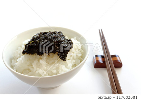 白米にのせた手づくりの海苔の佃煮 117002681