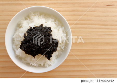 白米にのせた手づくりの海苔の佃煮 117002842