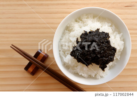 白米にのせた手づくりの海苔の佃煮 117002844