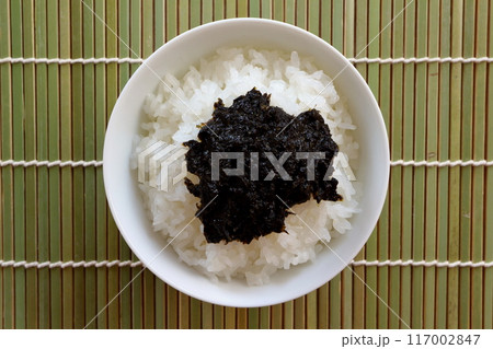 白米にのせた手づくりの海苔の佃煮 117002847