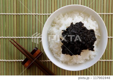 白米にのせた手づくりの海苔の佃煮 117002848