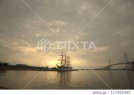 帆船のシルエットがある波止場の風景 117003465