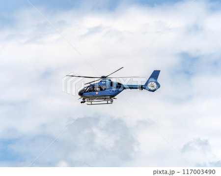 真夏の空を飛ぶ大阪府警察航空隊のヘリコプター 117003490