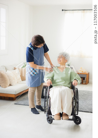 高齢者と介護士の女性 117003506