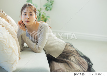 ソファでリラックスする女性 117003659