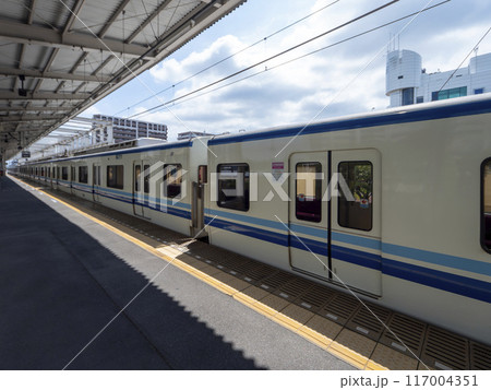 駅を出発する泉北高速鉄道の7000系電車 117004351