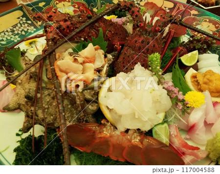 豪華な刺身の盛り合わせに伊勢海老はつきもの 豪華な刺身の盛り合わせに伊勢海老はつきもの 117004588
