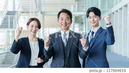 ガッツポーズをするビジネスパーソン 117004659