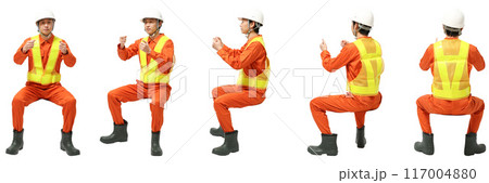 工場・建設業のヘルメット作業着男性の座る全身人物切り抜き素材 117004880