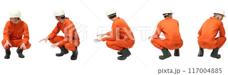 工場・建設業のヘルメットつなぎ男性のしゃがむ全身人物切り抜き素材 117004885