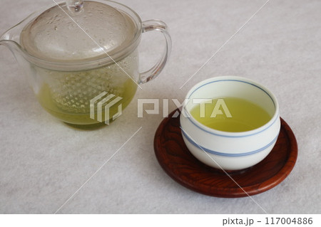 注がれる熱い静岡県産の緑茶ホット川根牧の原 117004886