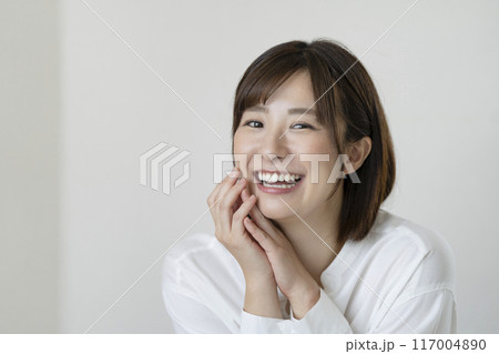カメラ目線で笑顔の30代前半の女性 カメラ目線で笑顔の30代前半の女性 117004890