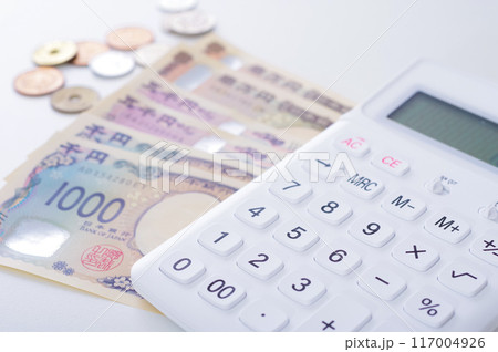 日本円の紙幣と硬貨 日本円の紙幣と硬貨 117004926