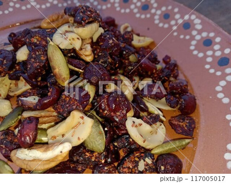 メキシコのお菓子　唐辛子合えベリーミックスナッツ（カボチャの種、カシューナッツ、くるみ） 117005017