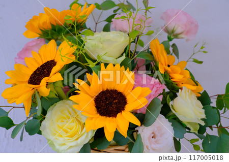 ひまわりの入ったフラワーアレンジメント 117005018