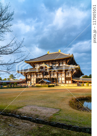 【奈良県】夕日に照らされた東大寺の大仏殿 【奈良県】夕日に照らされた東大寺の大仏殿 117005051