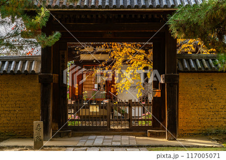 【奈良県】東大寺の境内にある秋の真言院 【奈良県】東大寺の境内にある秋の真言院 117005071
