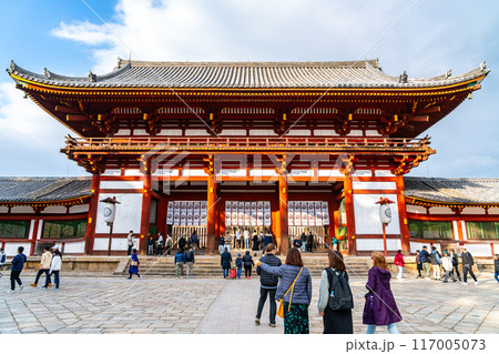 【奈良県】迫力を感じる東大寺の中門 【奈良県】迫力を感じる東大寺の中門 117005073