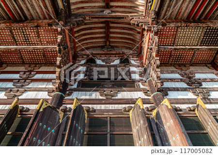 【奈良県】真下から見上げる東大寺の大仏殿 117005082