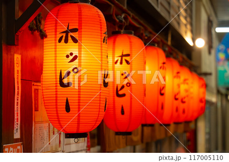 居酒屋の赤ちょうちん 117005110