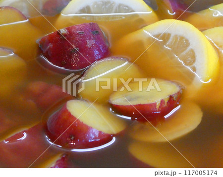 レモンと砂糖、はちみつで甘酸っぱく煮上げた、さつまいのレモン煮の写真 117005174