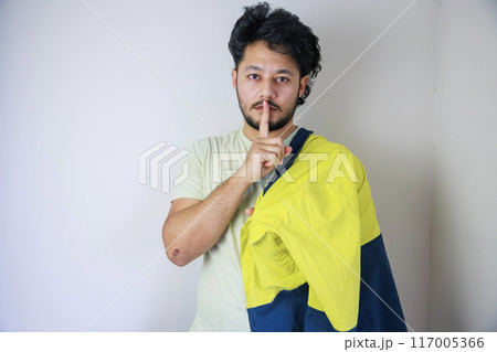 内緒の話 黄色い作業服を肩にかける男性 内緒の話 黄色い作業服を肩にかける男性 117005366