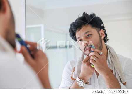 鏡を見ながら髭を剃る男性 117005368