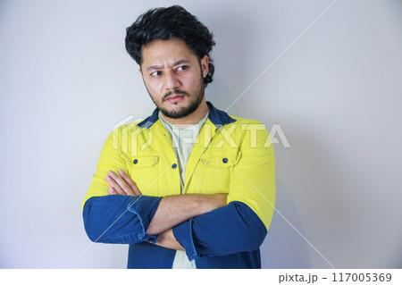 腕組みをする黄色の仕事着を着た男性 腕組みをする黄色の仕事着を着た男性 117005369