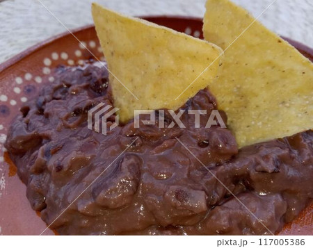 メキシコ料理　素焼きのお皿に盛ったフリホーレス 117005386