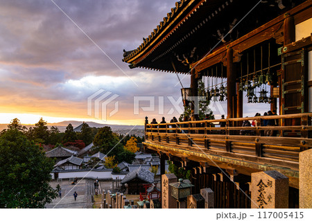 【奈良県】東大寺の二月堂から見た奈良の夕暮れ 【奈良県】東大寺の二月堂から見た奈良の夕暮れ 117005415