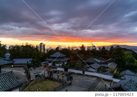 【奈良県】東大寺の二月堂から見た奈良の夕暮れ 117005423